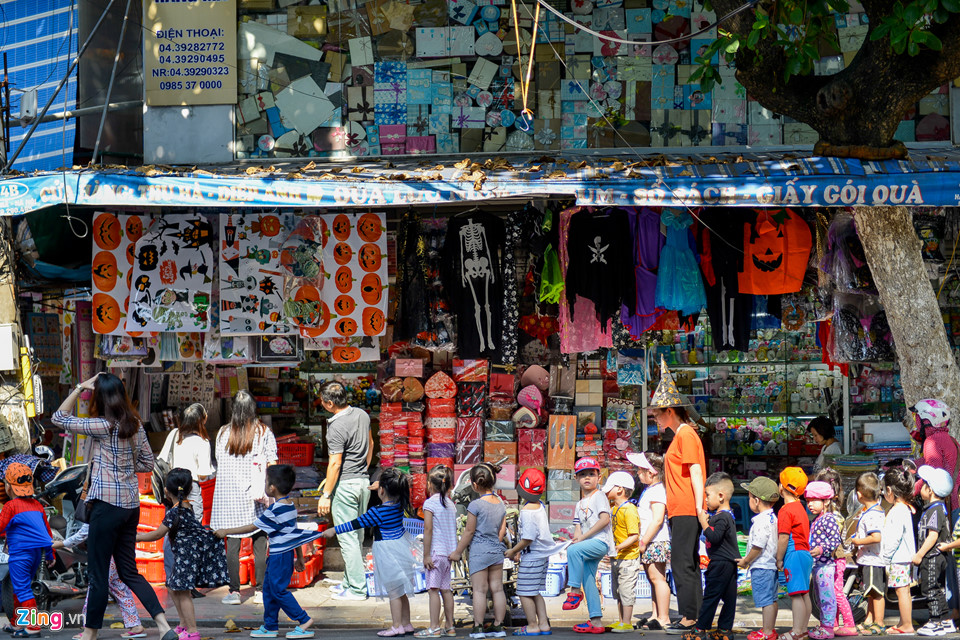 Đồ chơi kinh dị giá lên tới tiền triệu bày bán nhan nhản mặt phố