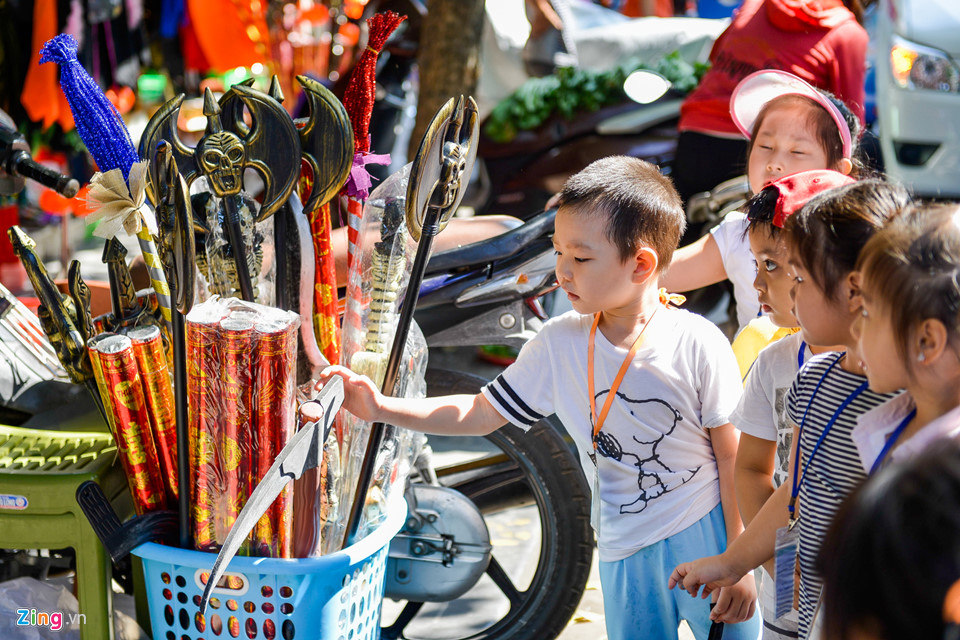 Đồ chơi kinh dị giá lên tới tiền triệu bày bán nhan nhản mặt phố