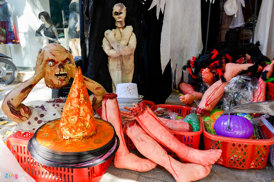 Đồ chơi kinh dị giá lên tới tiền triệu bày bán nhan nhản mặt phố
