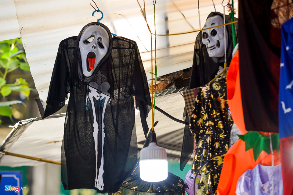 Đồ chơi kinh dị giá lên tới tiền triệu bày bán nhan nhản mặt phố