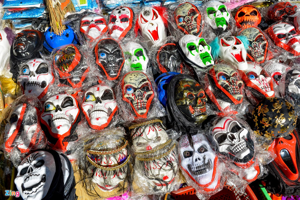 Đồ chơi kinh dị giá lên tới tiền triệu bày bán nhan nhản mặt phố