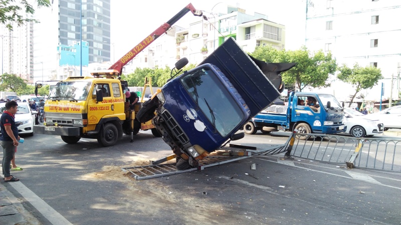 Nhiều người vứt xe, chạy thục mạng khi ô tô tải đại náo phố Sài Gòn