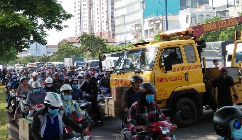 Nhiều người vứt xe, chạy thục mạng khi ô tô tải đại náo phố Sài Gòn