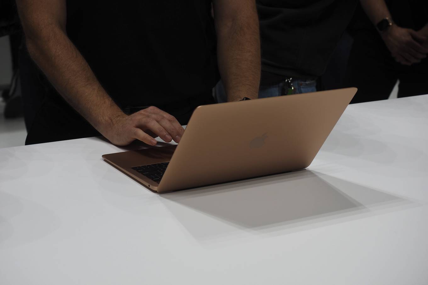 Ảnh thực tế MacBook Air 2018 tích hợp cảm biến vân tay