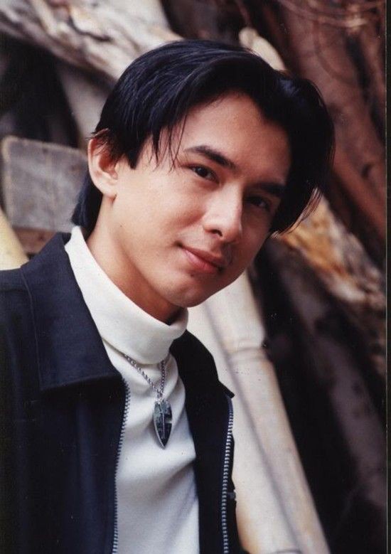 Sao Việt ngược đãi bản thân vì stress: Tự bóc tay đến rỉ máu, thường xuyên nghĩ đến việc tự tử