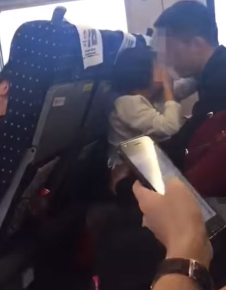 Hành động thân mật khó hiểu của bố với con gái gây sốc mạng xã hội Trung Quốc