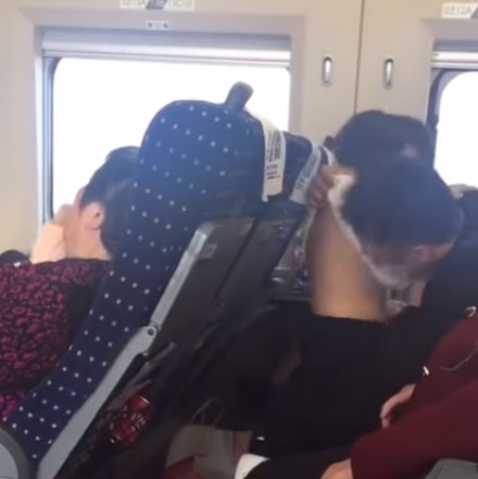 Hành động thân mật khó hiểu của bố với con gái gây sốc mạng xã hội Trung Quốc