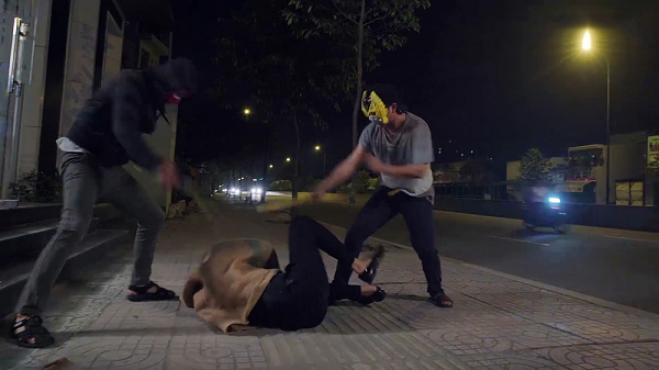 Gạo Nếp Gạo Tẻ tập 77: Bị nhân tình cuốn theo tiền chạy mất, Hân trắng tay, bị chủ nợ đánh đập tơi bời