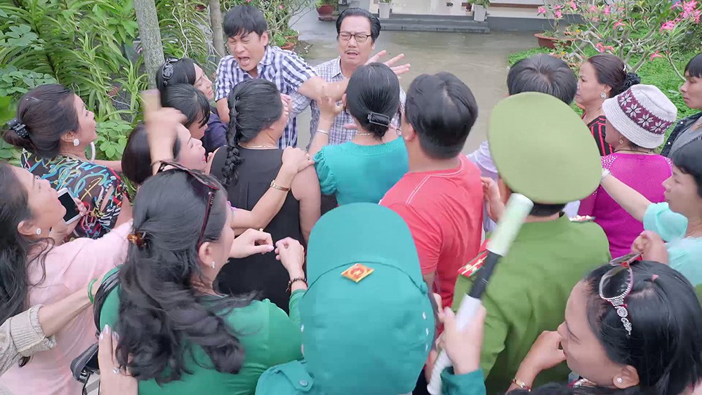 Gạo Nếp Gạo Tẻ tập 77: Bị nhân tình cuốn theo tiền chạy mất, Hân trắng tay, bị chủ nợ đánh đập tơi bời