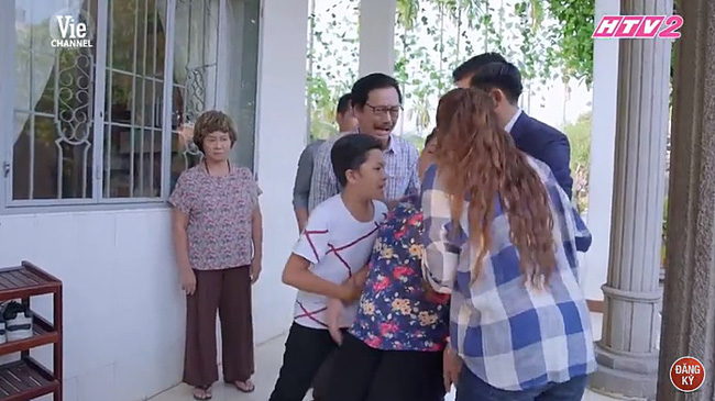 Gạo nếp gạo tẻ tập 78: Bị lừa mất nhà, bà Mai lôi Hân đi tự tử nhưng khán giả vẫn chưa hài lòng