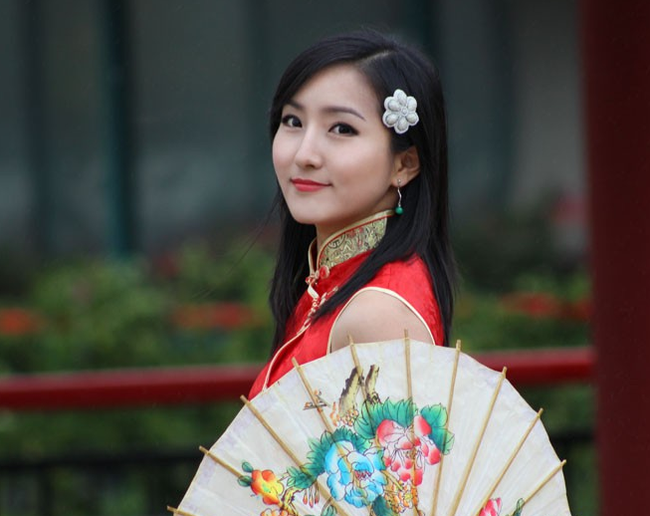 Thấy chồng hớt hải nhảy lên xe cứu thương theo cô hàng xóm đi đẻ, tôi kéo tay anh lại thì bị cô ta quát