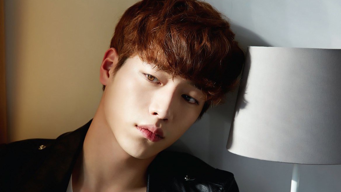 Vào phòng để thay đồ cưới, tôi choáng váng khi thấy em chồng đang ngồi giơ chiếc phong bì tiền mừng lên soi và bóc