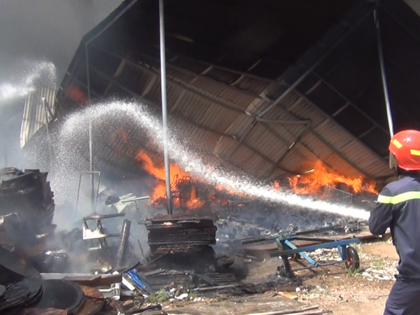 Cháy kinh hoàng tại một xưởng sản xuất nệm mút