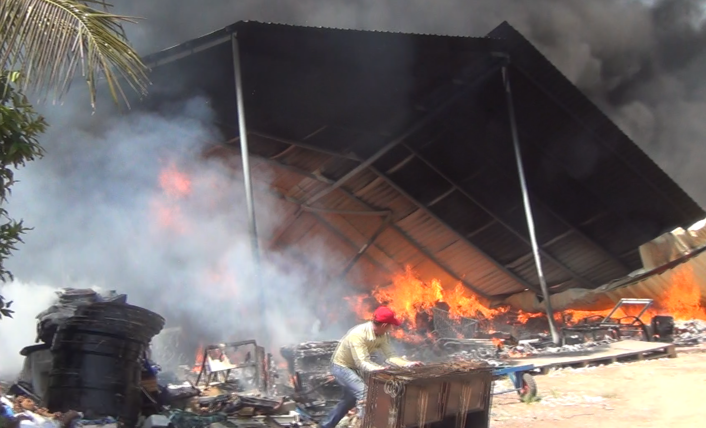 Cháy kinh hoàng tại một xưởng sản xuất nệm mút