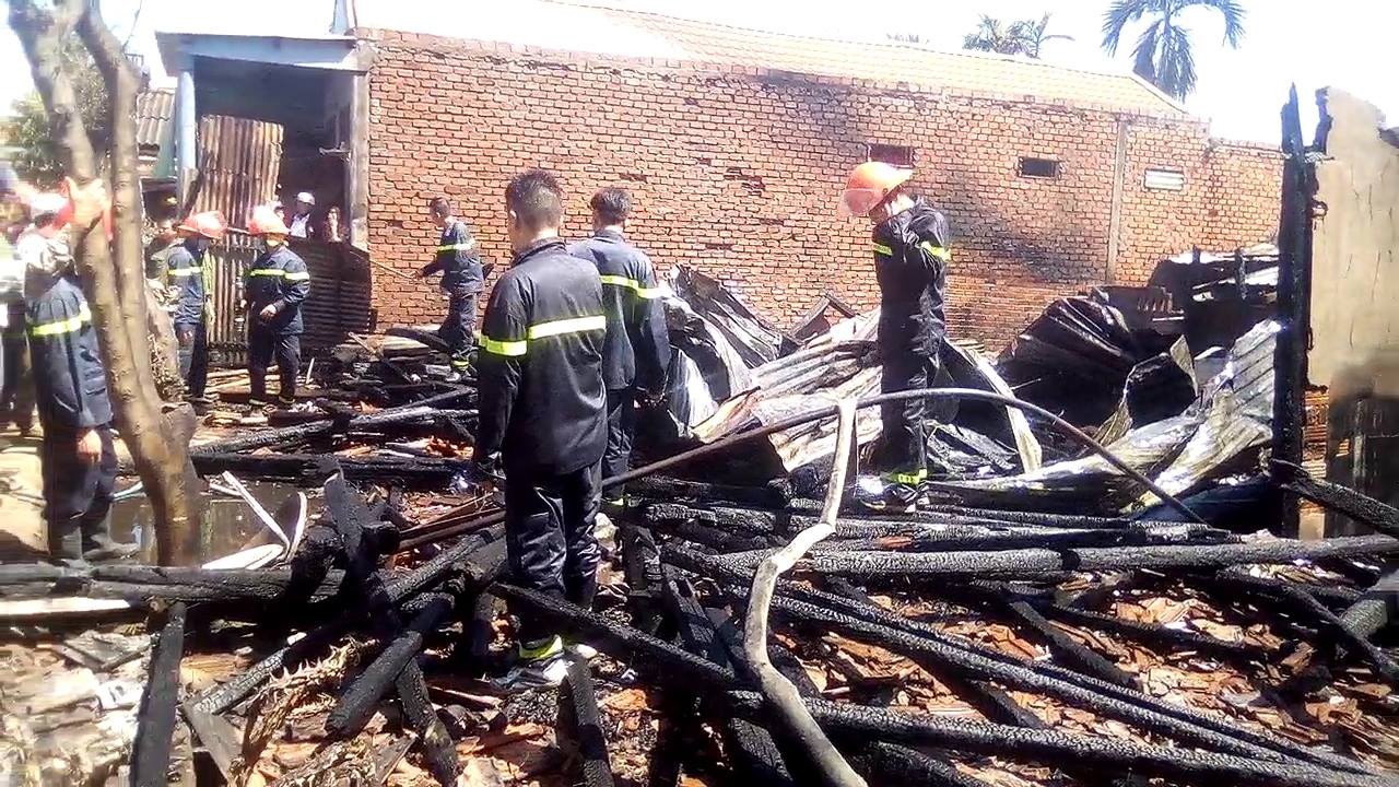 Cháy lớn ở Đắk Lắk, 3 căn nhà bị thiêu rụi, cả khu dân cư náo loạn