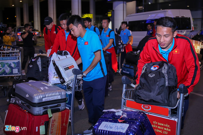 Công Phượng cười tươi trong ngày trở về sau chuyến tập huấn