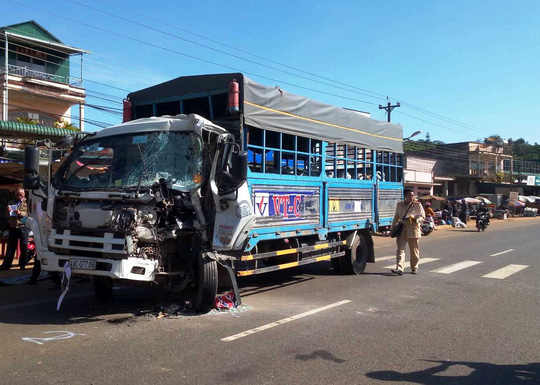 Xe khách đối đầu xe tải, 50 hành khách la hét hoảng loạn