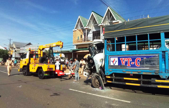 Xe khách đối đầu xe tải, 50 hành khách la hét hoảng loạn