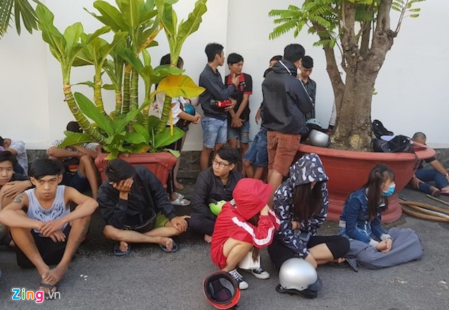 Cảnh sát vây bắt gần 100 thanh niên cổ vũ, đua xe trái phép