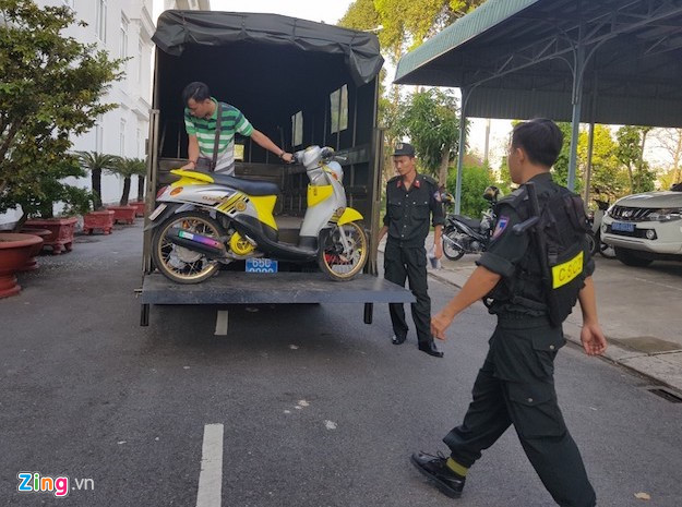Cảnh sát vây bắt gần 100 thanh niên cổ vũ, đua xe trái phép