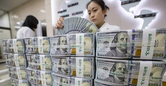 Giá USD tại các ngân hàng bình thản khi tỷ giá trung tâm tiếp tục leo đỉnh mới