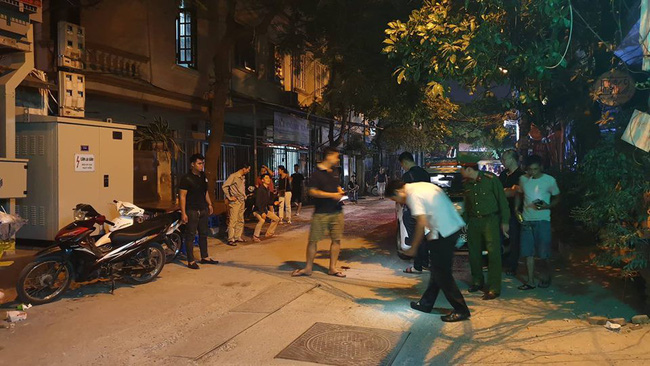 Hà Nội: Người dân kể lại giây phút tài xế Mazda rút súng bắn rồi đánh và lái xe chèn qua nạn nhân