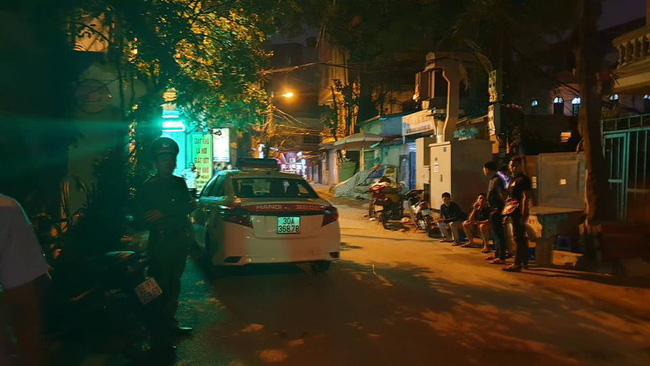 Hà Nội: Người dân kể lại giây phút tài xế Mazda rút súng bắn rồi đánh và lái xe chèn qua nạn nhân