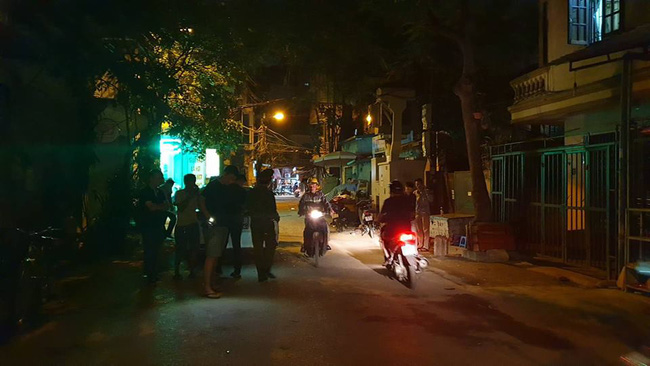 Hà Nội: Người dân kể lại giây phút tài xế Mazda rút súng bắn rồi đánh và lái xe chèn qua nạn nhân