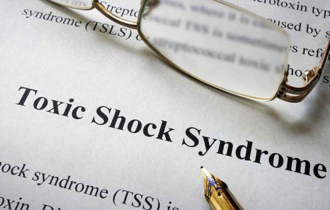 Nam ca sĩ phải vào viện vì nhiễm tụ cầu khuẩn khi bắt tay người khác: 4 dấu hiệu cảnh báo về căn bệnh chết người