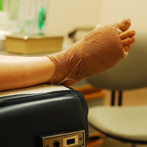 Nam ca sĩ phải vào viện vì nhiễm tụ cầu khuẩn khi bắt tay người khác: 4 dấu hiệu cảnh báo về căn bệnh chết người