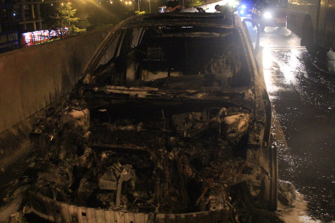 Hà Nội: Ô tô Mazda của thành viên ban nhạc Da LAB bốc cháy dữ dội trên vành đai 3