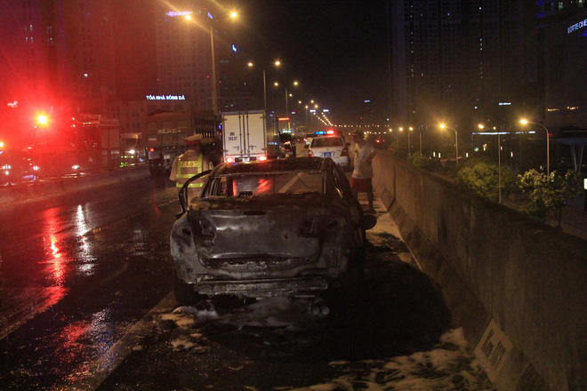 Hà Nội: Ô tô Mazda của thành viên ban nhạc Da LAB bốc cháy dữ dội trên vành đai 3