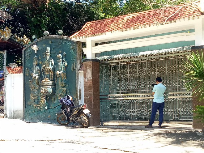 Đại gia vàng lệnh không mở cửa biệt phủ, đoàn kiểm tra bất lực đứng ngoài cổng nhìn vào