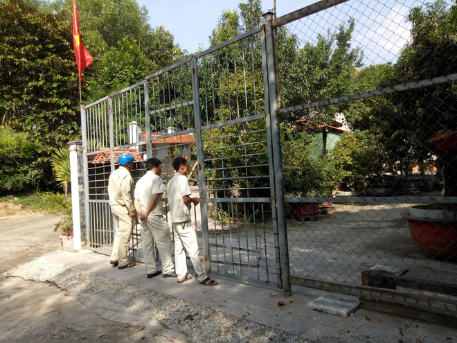 Đại gia vàng lệnh không mở cửa biệt phủ, đoàn kiểm tra bất lực đứng ngoài cổng nhìn vào