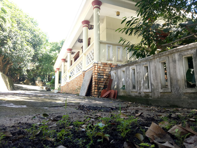 Đại gia vàng lệnh không mở cửa biệt phủ, đoàn kiểm tra bất lực đứng ngoài cổng nhìn vào