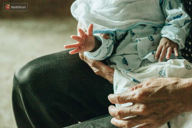 Cuộc sống của 2 đứa trẻ mất bố mẹ sau vụ cháy lớn ở Đê La Thành: Con chỉ biết pha sữa chứ không dám bế em, sợ em ngã