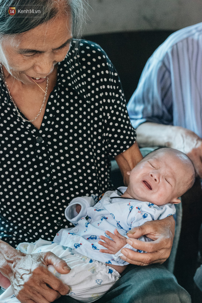 Cuộc sống của 2 đứa trẻ mất bố mẹ sau vụ cháy lớn ở Đê La Thành: Con chỉ biết pha sữa chứ không dám bế em, sợ em ngã