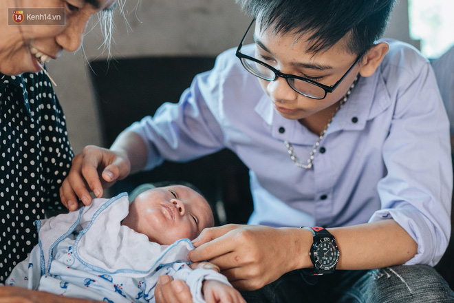 Cuộc sống của 2 đứa trẻ mất bố mẹ sau vụ cháy lớn ở Đê La Thành: Con chỉ biết pha sữa chứ không dám bế em, sợ em ngã