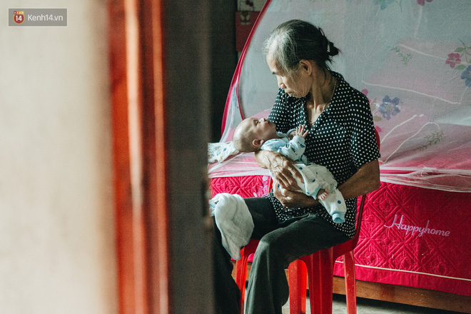 Cuộc sống của 2 đứa trẻ mất bố mẹ sau vụ cháy lớn ở Đê La Thành: Con chỉ biết pha sữa chứ không dám bế em, sợ em ngã