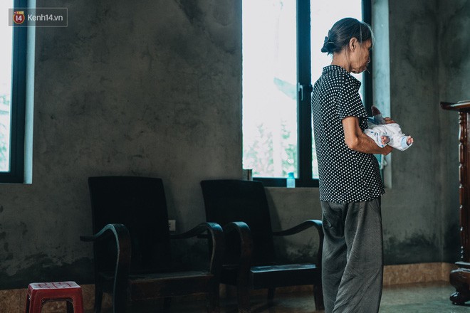 Cuộc sống của 2 đứa trẻ mất bố mẹ sau vụ cháy lớn ở Đê La Thành: Con chỉ biết pha sữa chứ không dám bế em, sợ em ngã