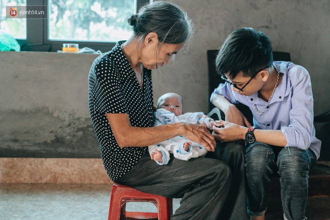 Cuộc sống của 2 đứa trẻ mất bố mẹ sau vụ cháy lớn ở Đê La Thành: Con chỉ biết pha sữa chứ không dám bế em, sợ em ngã