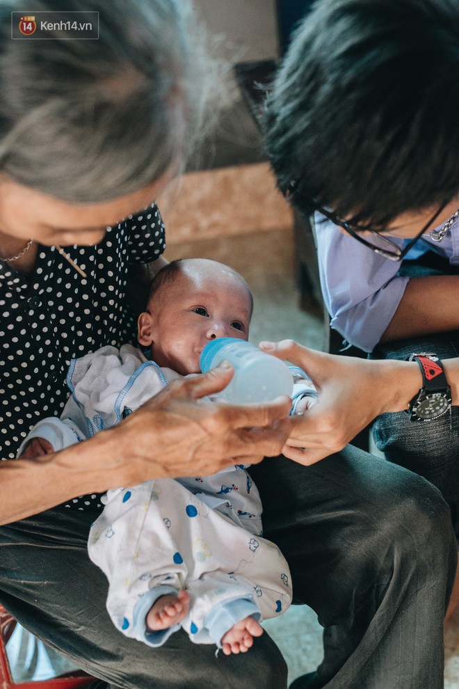 Cuộc sống của 2 đứa trẻ mất bố mẹ sau vụ cháy lớn ở Đê La Thành: Con chỉ biết pha sữa chứ không dám bế em, sợ em ngã