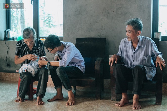 Cuộc sống của 2 đứa trẻ mất bố mẹ sau vụ cháy lớn ở Đê La Thành: Con chỉ biết pha sữa chứ không dám bế em, sợ em ngã