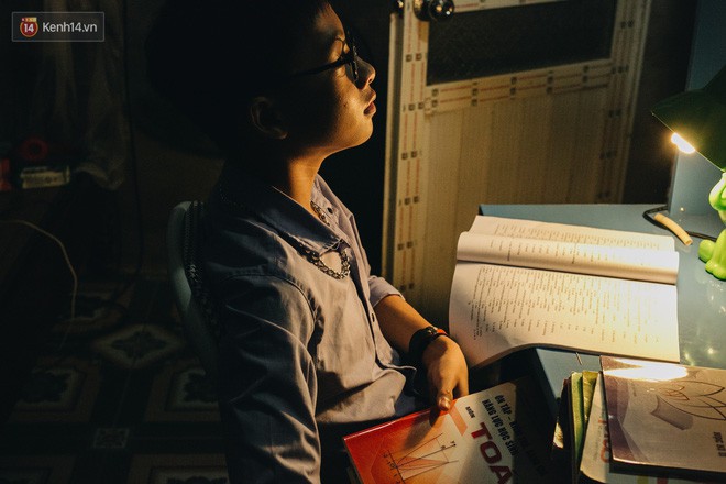 Cuộc sống của 2 đứa trẻ mất bố mẹ sau vụ cháy lớn ở Đê La Thành: Con chỉ biết pha sữa chứ không dám bế em, sợ em ngã