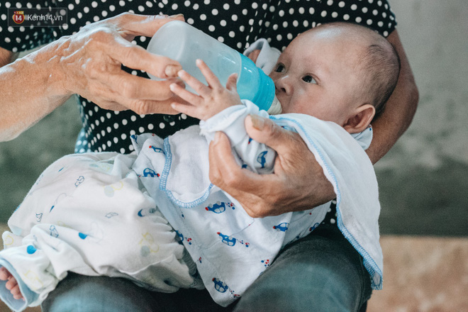 Cuộc sống của 2 đứa trẻ mất bố mẹ sau vụ cháy lớn ở Đê La Thành: Con chỉ biết pha sữa chứ không dám bế em, sợ em ngã