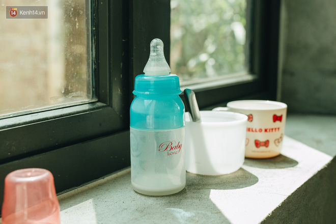 Cuộc sống của 2 đứa trẻ mất bố mẹ sau vụ cháy lớn ở Đê La Thành: Con chỉ biết pha sữa chứ không dám bế em, sợ em ngã