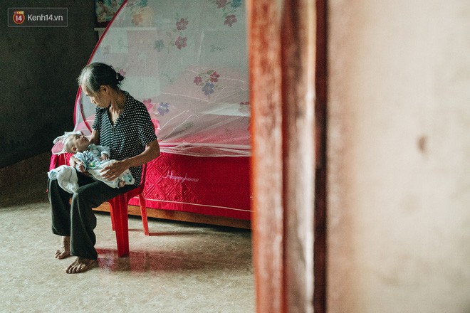 Cuộc sống của 2 đứa trẻ mất bố mẹ sau vụ cháy lớn ở Đê La Thành: Con chỉ biết pha sữa chứ không dám bế em, sợ em ngã