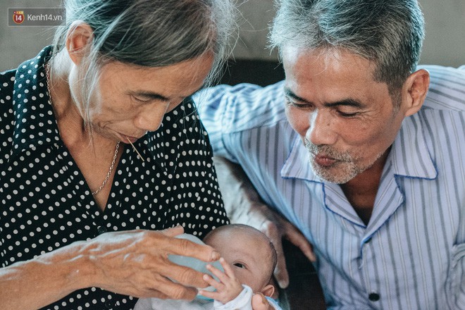 Cuộc sống của 2 đứa trẻ mất bố mẹ sau vụ cháy lớn ở Đê La Thành: Con chỉ biết pha sữa chứ không dám bế em, sợ em ngã