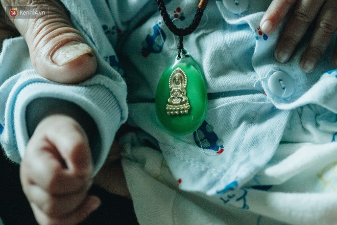 Cuộc sống của 2 đứa trẻ mất bố mẹ sau vụ cháy lớn ở Đê La Thành: Con chỉ biết pha sữa chứ không dám bế em, sợ em ngã