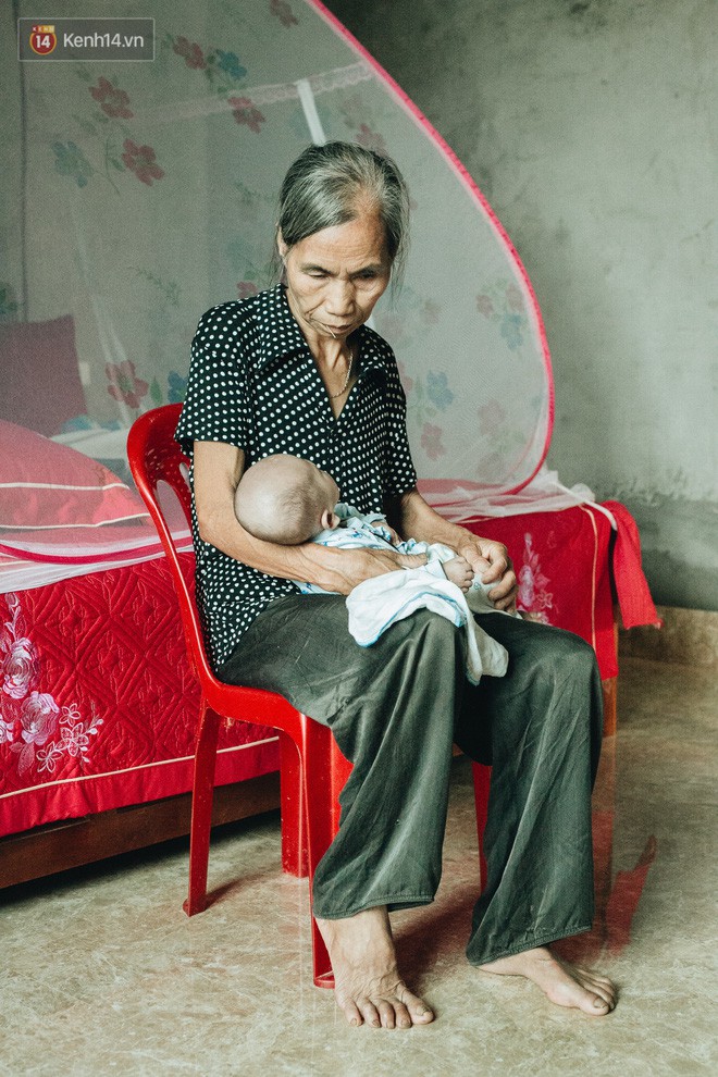 Cuộc sống của 2 đứa trẻ mất bố mẹ sau vụ cháy lớn ở Đê La Thành: Con chỉ biết pha sữa chứ không dám bế em, sợ em ngã